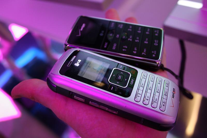 Illustration for article titled LG enV2 Hands On and Sizemodo With Its Fattie Older Brother